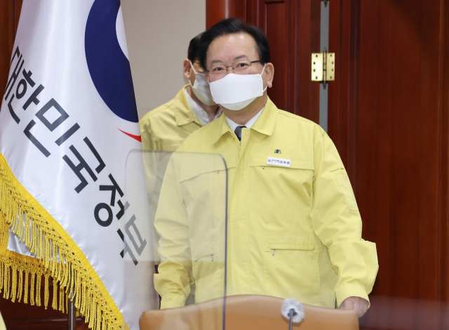 김부겸 국무총리가 19일 정부서울청사에서 열린 코로나19 대응 중앙재난안전대책본부 회의에 참석하고 있다. 연합뉴스
