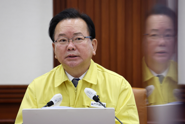 김부겸 국무총리가 19일 정부서울청사에서 열린 코로나19 대응 중앙재난안전대책본부 회의를 주재하고 있다. 연합뉴스