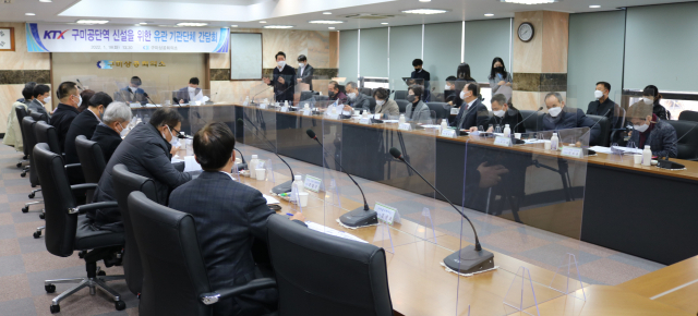 18일 구미상공회의소에서 구미시·경제계·시민사회단체 대표와 구자근·김영식 국회의원 등이