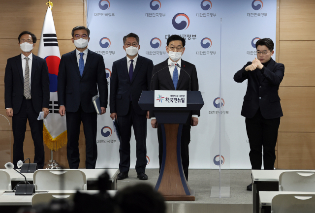윤창렬 국무1차장이 19일 정부서울청사 브리핑실에서 관계부처와 합동으로 