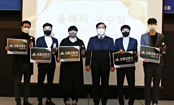 영천시청 태권도단 명재진 감독과 선수들이 대한태권도협회의 