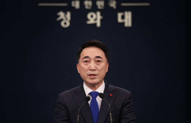 박수현 청와대 국민소통수석이 14일 오후 춘추관 브리핑룸에서 코로나19 방역조치와 관련해 브리핑하고 있다. 연합뉴스