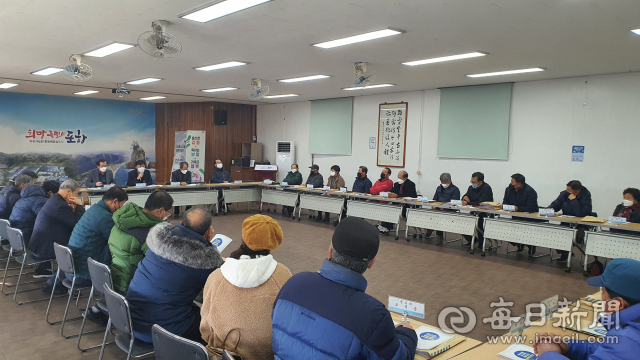 19일 포항시 남구 장기면에서 열린 33개 마을이장 회의에서 수성사격장에 대한 의견이 오가고 있다. 신동우 기자