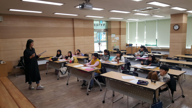 경북울진도서관(관장 배용호)은 지난 18일부터 다음 달 23일까지 초등학생을 대상으로 ▷흥미진진 과학탐험 ▷손가락 피아노 칼림바 ▷글쓰기가 쉬워지는 초등 기초 논술 ▷명화와 함께하는 미술 놀이터 등 4개 프로그램을 운영한다. 울진도서관 제공