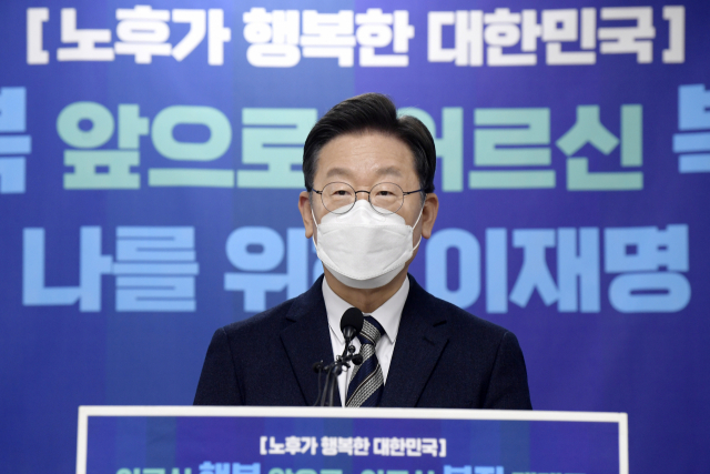더불어민주당 이재명 대선 후보가 19일 오후 서울 동작구 동작노인회관에서 열린 