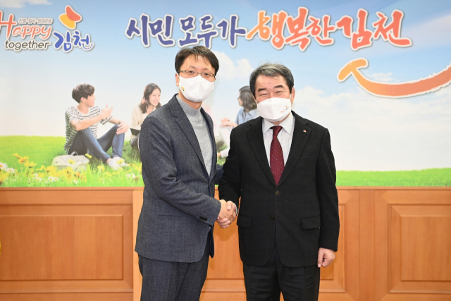 19일 김천시는 박대준 쿠팡 대표이사(사진 왼쪽)와 김충섭 시장이 만나 쿠팡 김천물류센터 착공시기를 오는 6월로 협의했다고 밝혔다. 김천시 제공