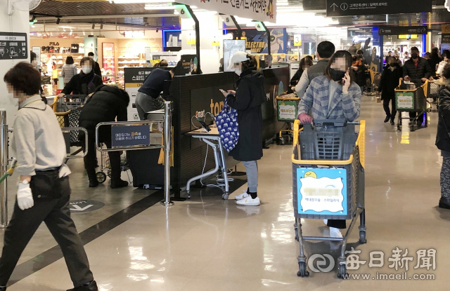 방역패스 해제 첫날인 지난 18일 이마트 대구 칠성점에서 시민들이 장을 보고 있다. 김재성 인턴기자