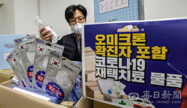 앞으로 코로나19 오미크론 변이에 감염된 확진자도 재택치료를 하게 된다. 19일 오후 대구 동구청에서 직원들이 재택치료 환자들에게 전달할 해열제와 산소포화도 측정기 등 재택치료 키트를 점검하고 있다. 이날 낮 12시 기준 대구지역 재택치료자는 487명을 기록했는데, 이중 오미크론 관련 재택치료자는 128명으로 26.3%를 기록했다. 안성완 기자 asw0727@imaeil.com