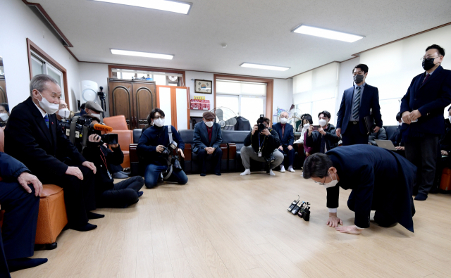 더불어민주당 이재명 대선 후보가 19일 오후 서울 동작구 동작노인회관에서 열린 