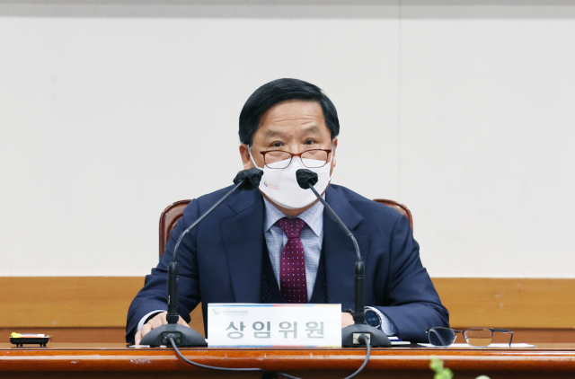 퇴임을 앞둔 조해주 중앙선거관리위원회 상임위원이 12일 경기도 과천시 중앙선관위에서 열린 2022년 주요업무 및 양대선거 종합선거대책회의에서 발언하고 있다. 연합뉴스