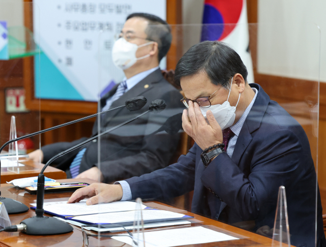 퇴임을 앞둔 조해주 중앙선거관리위원회 상임위원이 12일 경기도 과천시 중앙선관위에서 열린 2022년 주요업무 및 양대선거 종합선거대책회의에서 발언 도중 안경을 고쳐쓰고 있다. 연합뉴스