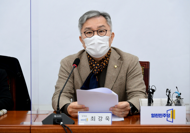 최강욱 열린민주당 대표가 10일 서울 여의도 국회에서 열린 최고위원회의에서 발언하고 있다. 연합뉴스