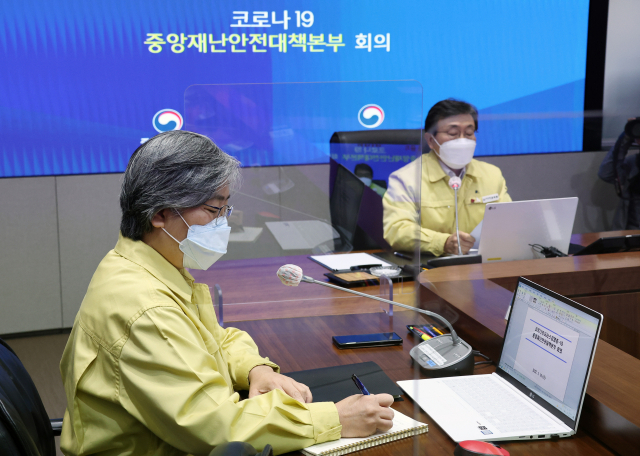 정은경 질병관리청장(왼쪽)이 10일 오전 정부서울청사에서 열린 신종 코로나바이러스 감염증(코로나19) 대응 중앙재난안전대책본부 회의에서 권덕철 중앙재난안전대책본부 1차장(보건복지부 장관)의 발언을 듣고 있다. 연합뉴스