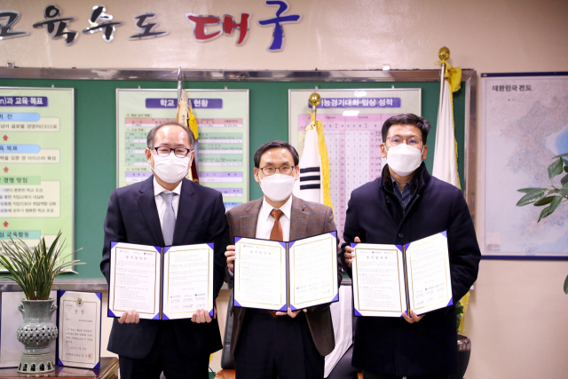 지난 19일 경북기계공고에서 협약식을 한 뒤 기념촬영을 하고 있다. 왼쪽부터 이재용 영남이공대 총장, 김종구 경북기계공고 교장, 정재일 에이치티솔루션 상무. 영남이공대 제공