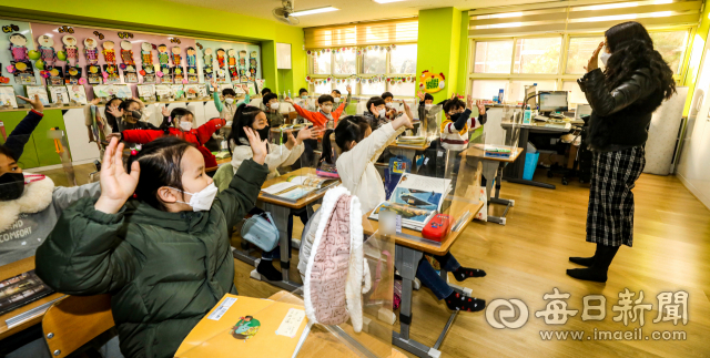 2022년도 첫 등교가 시작된 지난달 20일 오전 대구 수성구 매동초등학교 1학년 교실에서 학생들이 선생님과 인사를 나누고 있다. 안성완 기자 asw0727@imaeil.com