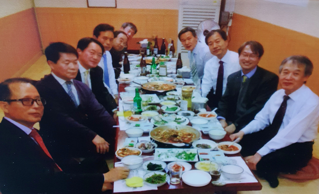 2013년 여희광 당시 대구시 행정부시장이 당시 부구청장·부군수들과 오찬하던 때의 한 장면. 사진 우측 앞에서 세 번째가 여 부시장. 여 부시장 바로 앞에 자리한 사람이 신경섭 현 대구시의회 사무처장. 신경섭 대구시의회 사무처장 제공.