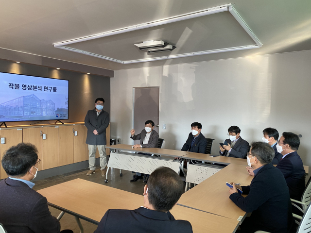 19일 경남 밀양 소재 국립식량과학원에서 디지털 농업 성과 확산을 위한 영남 지역 농업연구기관 협의회가 열리고 있다. 경북도 제공
