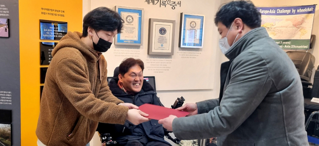 최창현 최창현기네스전시관 대표,정진욱 (주)황토 대표에게 후원회장 임명장을 수여했다.