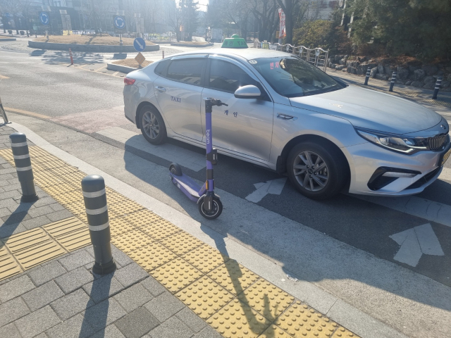 오후 12시쯤 동촌유원지 한 횡단보도에도 킥보드가 올라 서 있었다. 운전자들은 차체가 긁히지 않을까 연방 고개를 내밀며 아슬아슬하게 운행했다. 임재환 기자