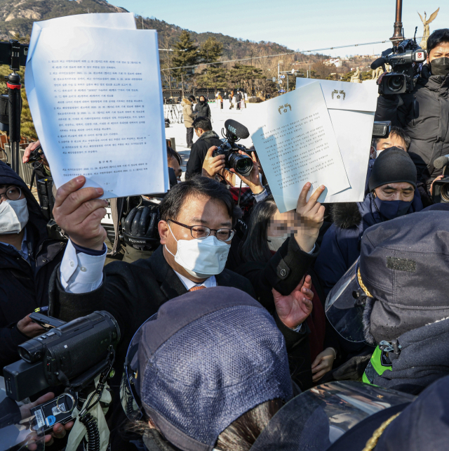 2020년 9월 서해상에서 북한군 총격에 숨진 해양수산부 공무원의 부인 A씨와 형 이래진 씨, 법률대리인 김기윤 변호사가 18일 문재인 대통령이 실종 해수부 공무원 아들에게 보낸 편지를 반환하기 위해 청와대 업무동으로 향하다 경찰에 저지되고 있다. 연합뉴스