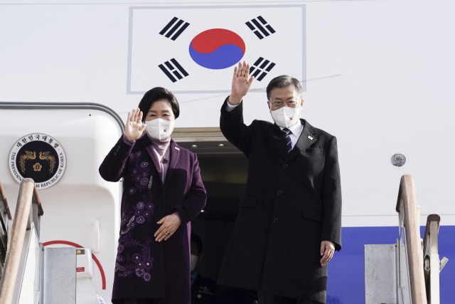 문재인-김정숙 대통령 부부가 6박 8일간의 일정으로 아랍에미리트연합(UAE), 사우디아라비아, 이집트 등 중동 3개국을 방문하기 위해 15일 오전 성남 서울공항에서 공군 1호기에 탑승하며 인사하고 있다. 연합뉴스