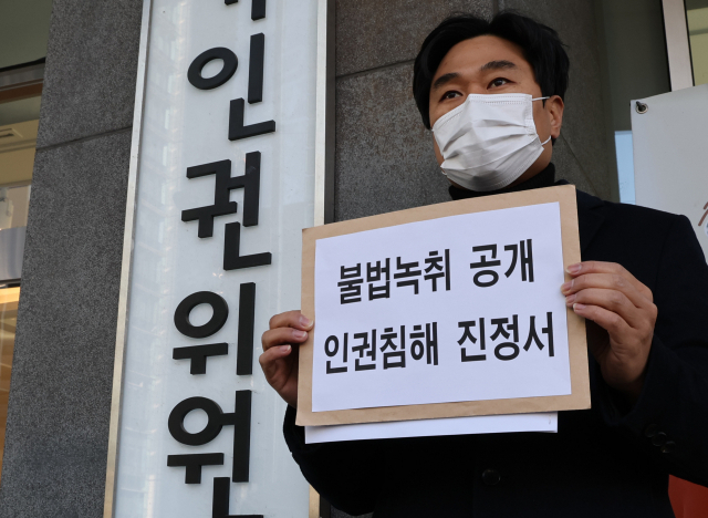 법치주의바로세우기행동연대(법세련) 이종배 대표가 17일 국가인권위 앞에서 MBC 인권침해 진정서 제출 기자회견을 하고 있다. 연합뉴스