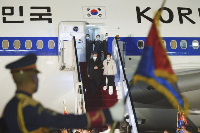 중동 3개국을 순방 중인 문재인 대통령이 19일(현지시간) 이집트 카이로 국제공항에 도착, 공군 1호기에서 내리고 있다. 연합뉴스