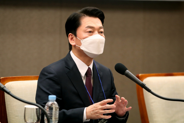 국민의당 안철수 대선 후보가 20일 오후 서울 중구 한국프레스센터에서 열린 한국행정학회·한국정책학회 주최 대통령 선거 후보자 초청 토론회에서 패널들의 질문에 답하고 있다. 연합뉴스
