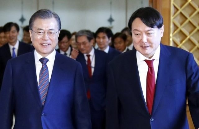 문재인 대통령이 지난 2019년 7월 25일 청와대에서 윤석열 당시 신임 검찰총장에게 임명장을 수여하고 함께 환담장으로 이동하는 모습. 연합뉴스