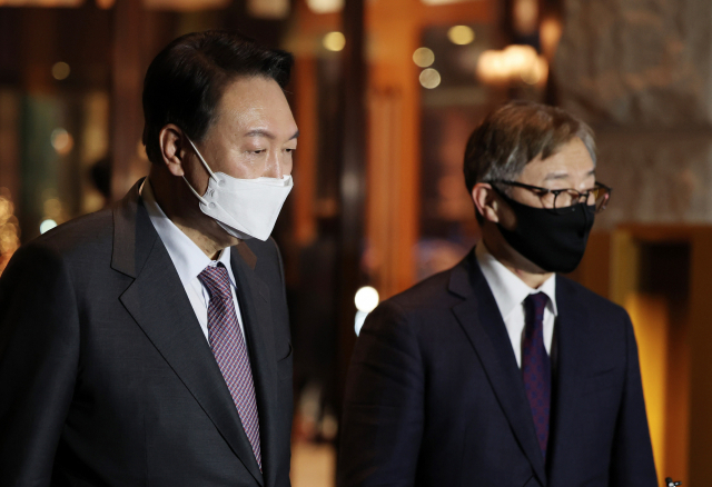 국민의힘 윤석열 대선후보가 20일 서울 하얏트호텔에서 당내 경선에서 경쟁했던 최재형 전 감사원장과 만나 회동후 함께 회동결과에 관해 브리핑하고 있다. 연합뉴스