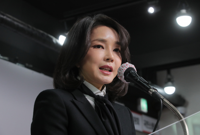 국민의힘 윤석열 대선 후보 부인 김건희 코바나컨텐츠 대표가 26일 오후 서울 여의도 국민의힘 당사에서 자신의 허위 이력 의혹과 관련해 입장문 발표를 하고 있다. 연합뉴스