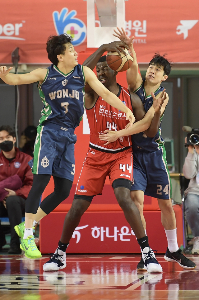 20일 대구실내체육관에서 열린 대구 한국가스공사 페가수스와 원주DB의 프로농구 2021-2022 정규리그 후반기 첫 경기에서 부상을 털어내고 코트에 복귀한 가스공사 앤드류 니콜슨이 볼을 다투고 있다. 이날 가스공사는 원주에 102대87로 재역전승을 거머쥐었다. KBL 제공