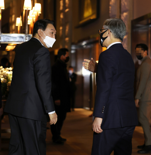 국민의힘 윤석열 대선후보가 20일 서울 하얏트호텔에서 당내 경선에서 경쟁했던 최재형 전 감사원장과 만나 회동후 함께 회동결과에 관해 브리핑을 마친 뒤 헤어지고 있다. 연합뉴스