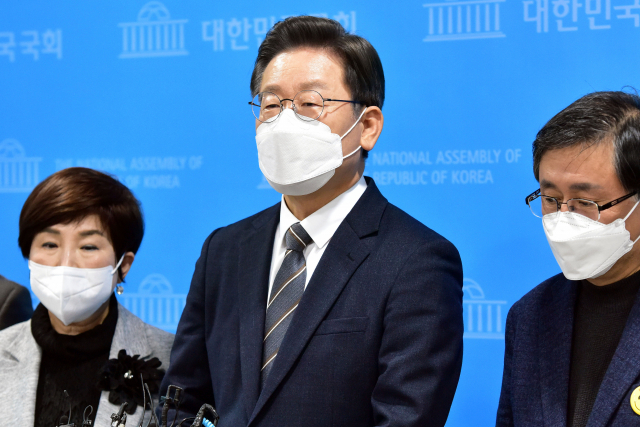 더불어민주당 이재명 대선 후보가 21일 국회 소통관에서 소상공인·자영업자 지원 목적의 추가경정예산 편성 논의를 위한 여야 모든 대선 후보 간 긴급 회동을 제안하는 기자회견을 마치고 취재진의 질문을 받고 있다. 연합뉴스