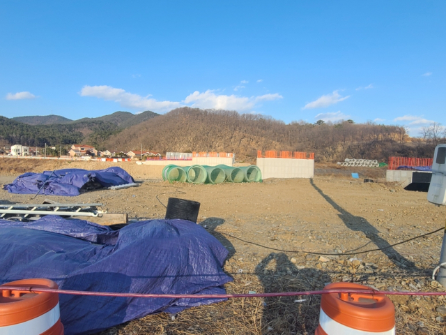 4억8천만원 공사 대금을 지급 받지 못해 일부 영세업체가 도산 위기로 내몰린 경주시 현곡면 소현천 공사현장. 박진홍기자