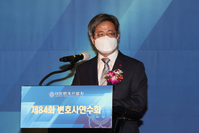 김명수 대법원장이 서울 삼성동 그랜드 인터콘티넨탈 호텔에서 열린 제84회 변호사연수회에서 축사하고 있다. 연합뉴스