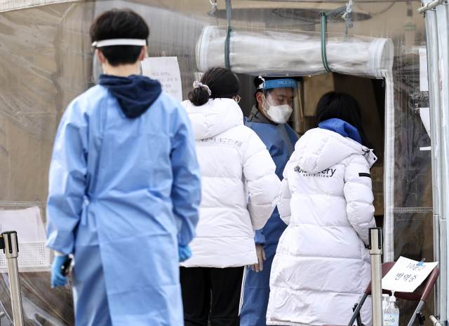 22일 오전 서울 용산역 임시선별진료소에서 시민들이 검사를 받기 위해 이동하고 있다. 중앙방역대책본부는 이날 0시 기준으로 코로나19 신규 확진자가 7천9명 늘어 누적 확진자 수가 72만6천274명이라고 밝혔다. 연합뉴스