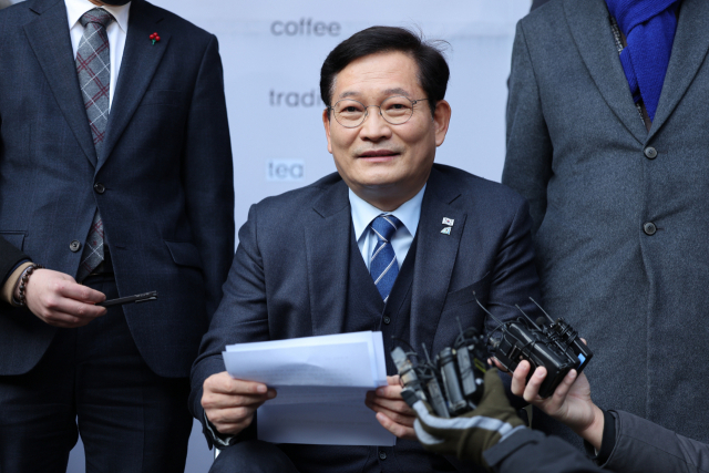 더불어민주당 송영길 대표가 21일 오후 서울 종로구 조계사에서 열린 대규모 승려대회 단상에 올라 사과 발언할 예정이었으나 승려들의 반발로 무산돼 취재진 앞에서 사과문을 읽고 있다. 자료사진 연합뉴스