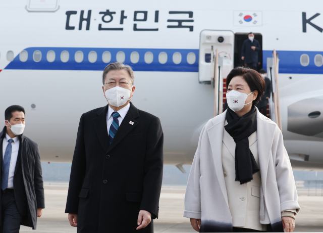 아랍에미리트(UAE), 사우디아라비아, 이집트 등 중동 3개국 순방을 마친 문재인 대통령과 김정숙 여사가 22일 오전 성남 서울공항에 도착,1호기에서 내려 이동하고 있다. 연합뉴스