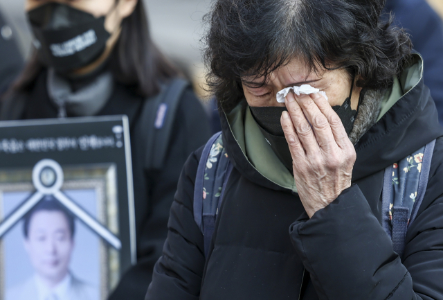 22일 오후 서울 청계광장에서 열린 제10회 백신희생자 추모식 및 촛불집회에서 코로나19백신피해자가족협의회를 비롯한 참석자들이 묵념을 하고 있다. 연합뉴스