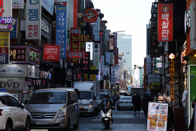 14일 오후 서울 건국대학교 인근 식당 밀집지역이 한산한 모습을 보이고 있다. 정부는 오는 17일부터 내달 6일까지 3주간 사적모임 인원을 6인으로, 식당·카페 등의 영업시간은 오후 9시로 제한하는 사회적 거리두기를 적용하기로 했다. 연합뉴스