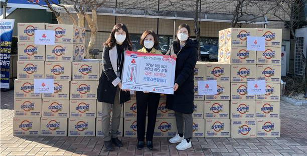라면 기부품과 함께 기념촬영을 하는 모습. 안동시 제공