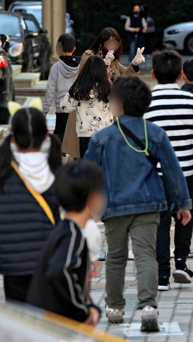 지난해 10월 대구 수성구 한 초등학교에서 방역 당국이 학생들을 대상으로 코로나19 전수조사를 실시하기 위해 아이들을 강당으로 안내하고 있다. 사진은 기사내용과 관련 없음. 매일신문DB