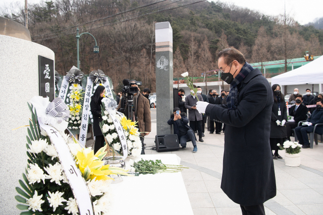 장세용 경북 구미시장이 박희광 선생 동상 앞에 헌화를 하고 있다. 구미시 제공