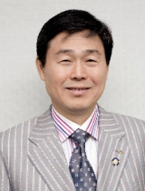 故 이재윤 대구 덕영치과 병원장의 생전 임플란트 시술 모습. 매일신문 DB.