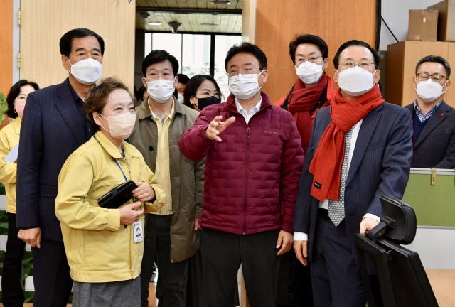 이철우 경북도지사가 22일 경산시보건소를 찾아 선별진료소 현장을 확인하고 근무자를 격려했다. 경북도 제공