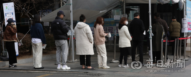 국내에서 코로나19 오미크론 변이가 빠르게 확산하면서 신규 확진자 수가 7천명대 중반을 기록한 23일 오후 대구 동구보건소 선별진료소에서 시민들이 검사를 받기 위해 줄을 서고 있다. 정운철 기자 woon@imaeil.com