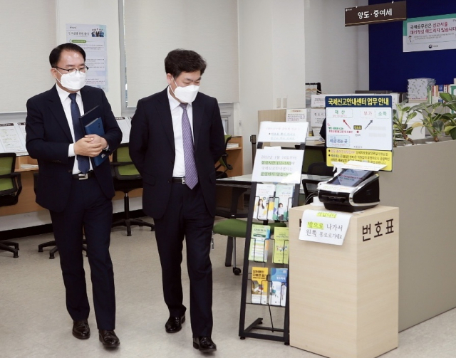 김태호 대구지방국세청장이 21일 서대구세무서를 방문해 부가가치세 신고도움창구를 살펴보고 있다.