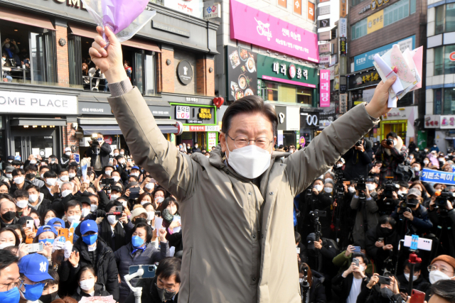 더불어민주당 이재명 대선 후보가 23일 경기도 수원시 매산로테마거리에서 열린 
