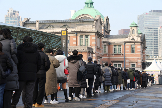 23일 오후 서울역광장에 마련된 코로나19 선별 검사소에 시민들이 검사를 위해 줄을 서서 기다리고 있다. 오미크론 변이 확산으로 인해 코로나19 유행 규모가 커지면서 신규 확진자 수가 8천명에 근접하고 있다. 이날 0시 기준 신규 확진자 수는 7천630명이다. 연합뉴스